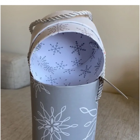 Snowflake pattern printed holiday bottle carrier with handle grey and white - Picture 4 of 5